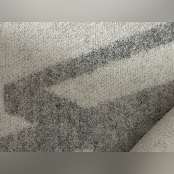 LV Sweet Dreams cashmere Scarf - Picture 5 of 8